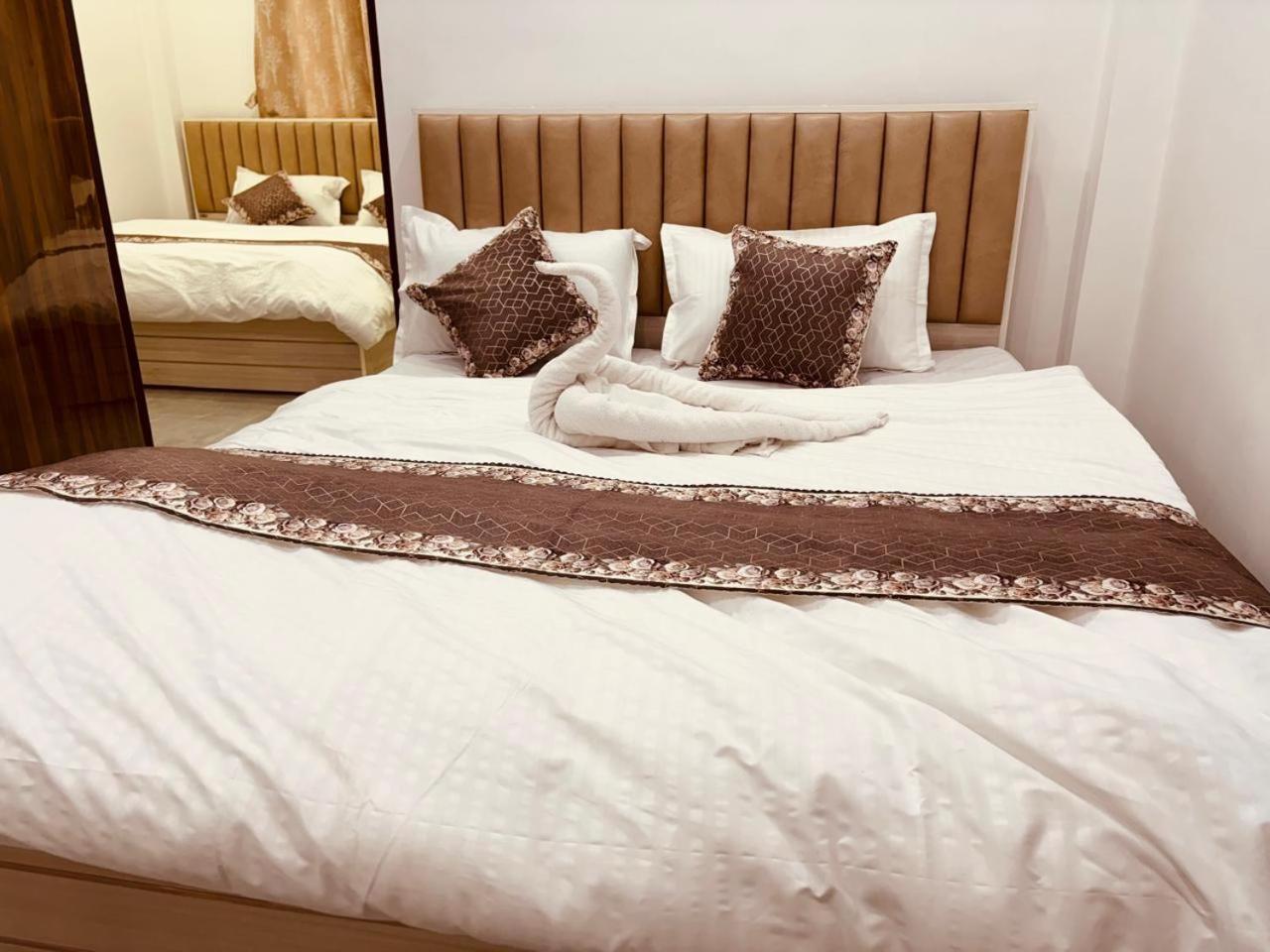Shri Ram Darbar Hotel Ayodhya Eksteriør billede